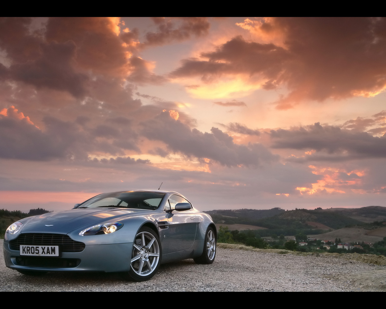 Автомобиль марки Aston Martin модели v8 vantage