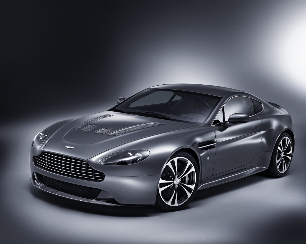 Дизайн автомобиля Aston Martin v8 vantage