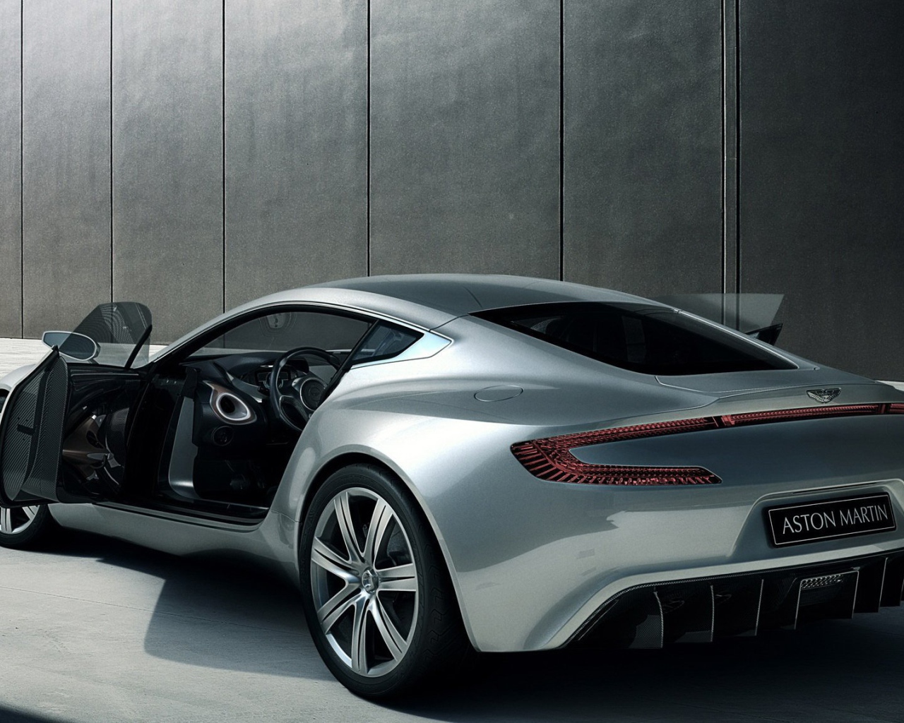 Фантастический Aston Martin one 77