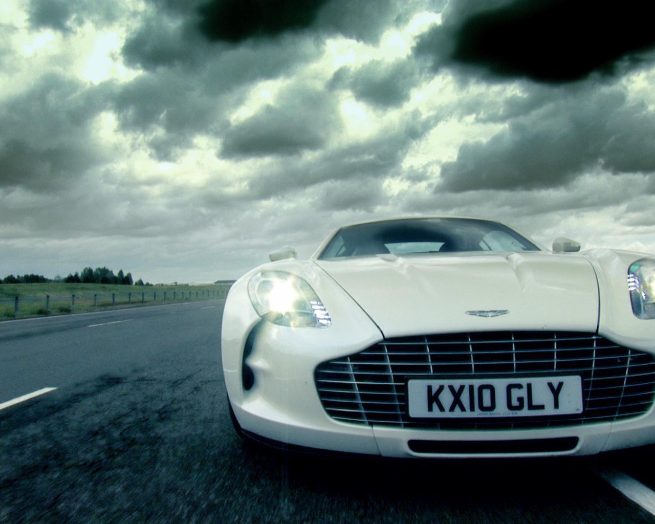 Роскошный Aston Martin one 77