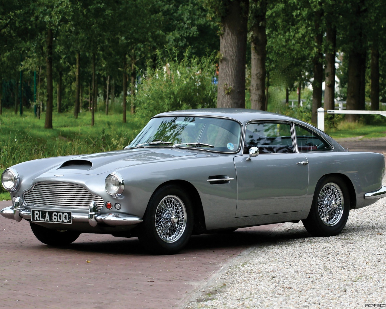 Новый автомобиль Aston Martin db4