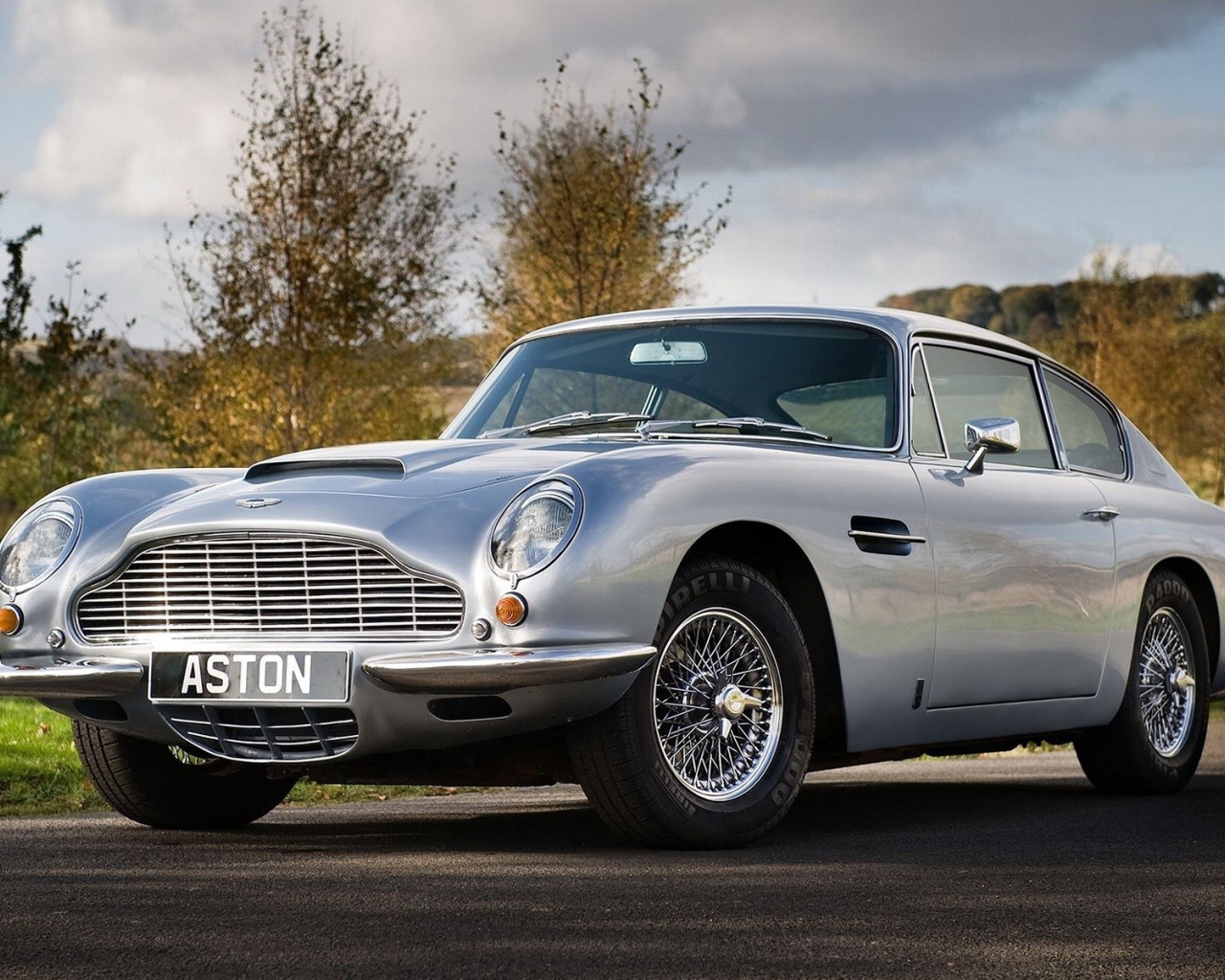 Новый автомобиль Aston Martin db5