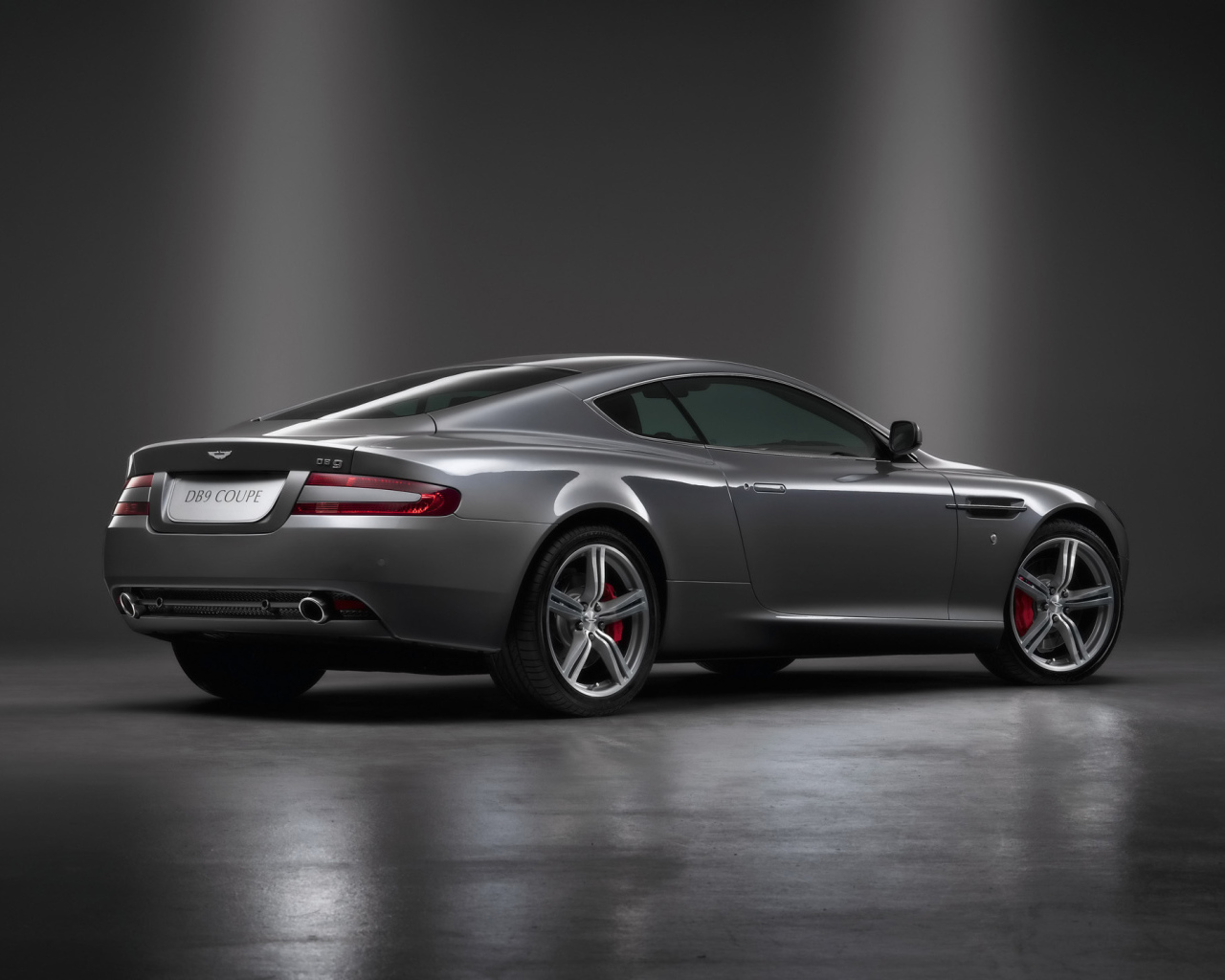 Новый автомобиль Aston Martin db9