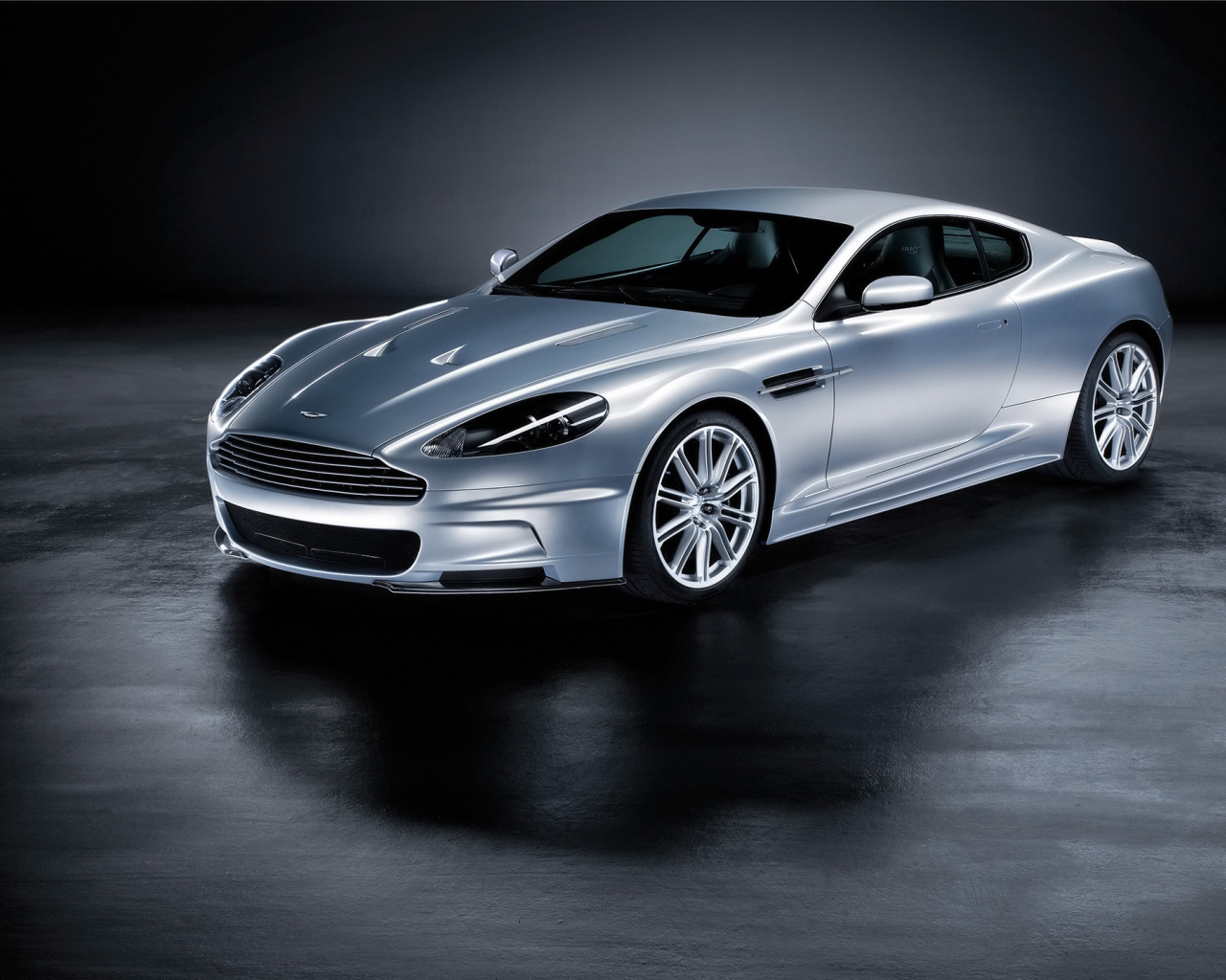 Новый автомобиль Aston Martin dbs