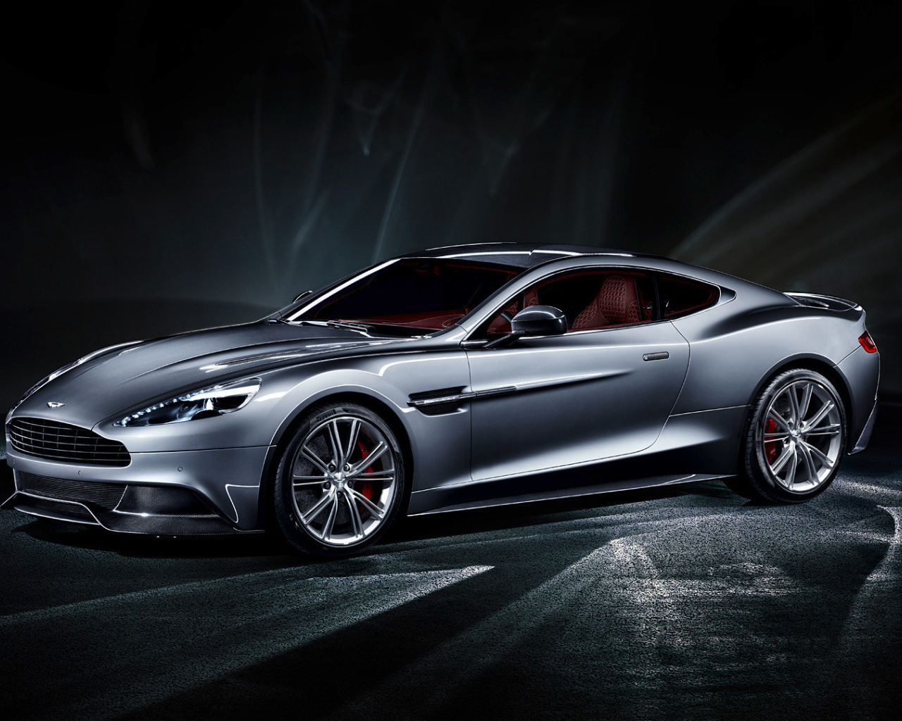Новый автомобиль Aston Martin 2013