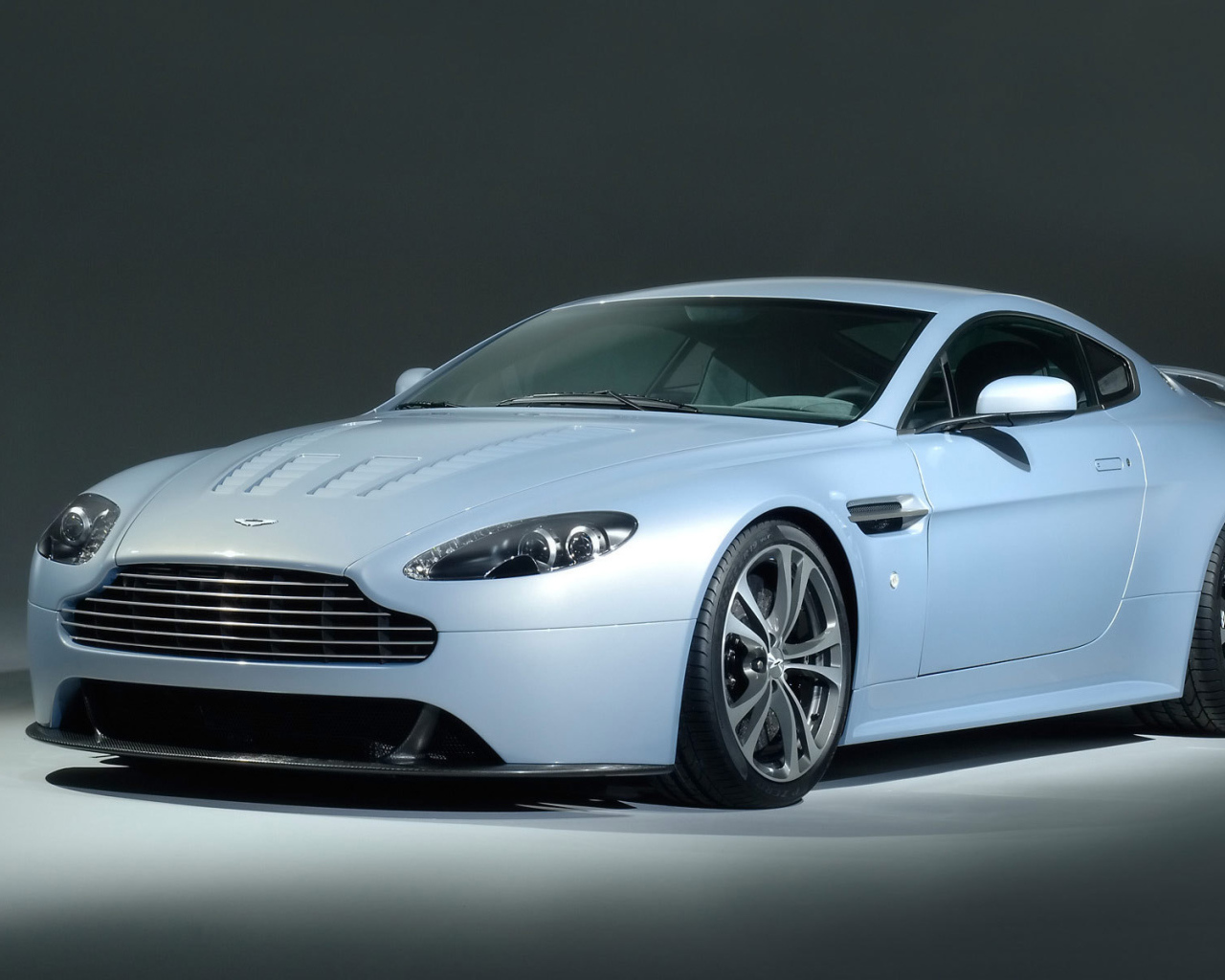 Новый автомобиль Aston Martin v12