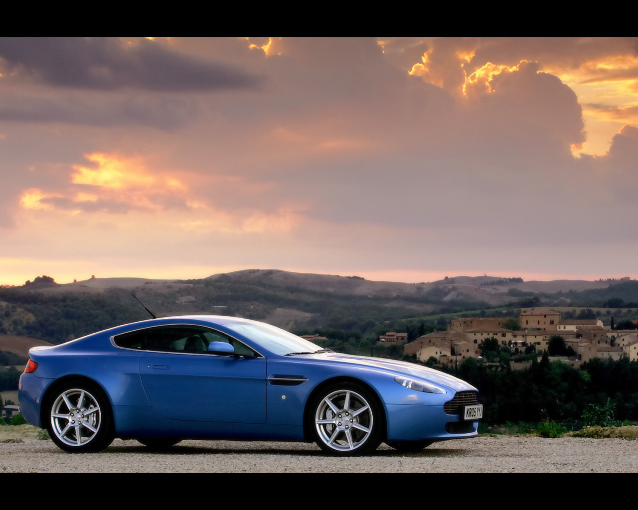 Новый автомобиль Aston Martin v8 vantage