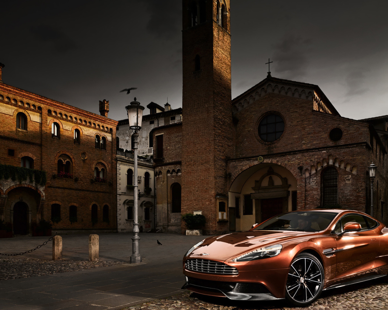 Новый автомобиль Aston Martin vanquish