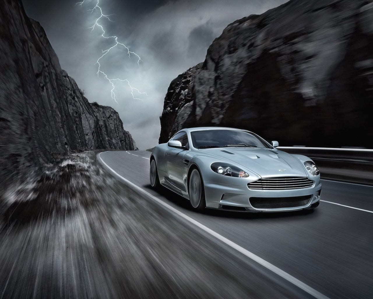 Фото автомобиля Aston Martin v12