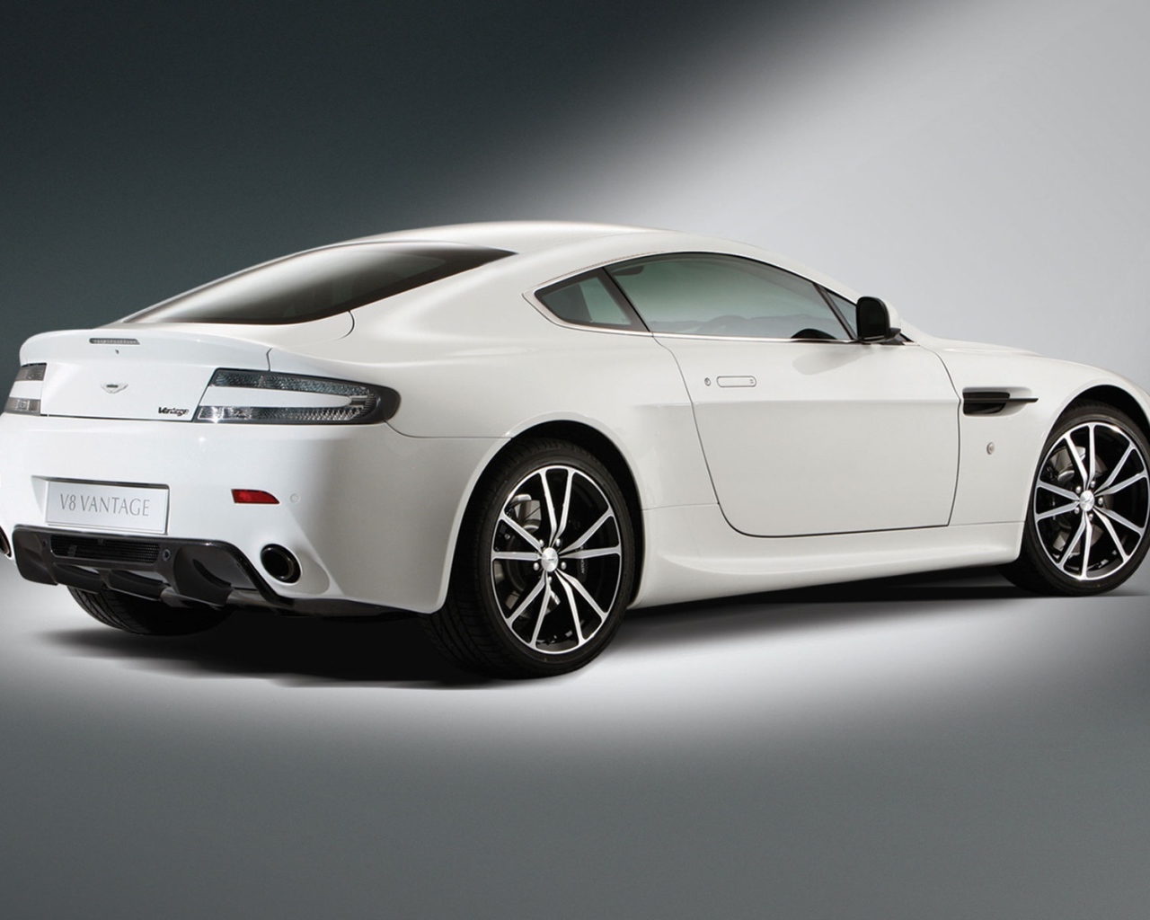 Фото автомобиля Aston Martin v8 vantage