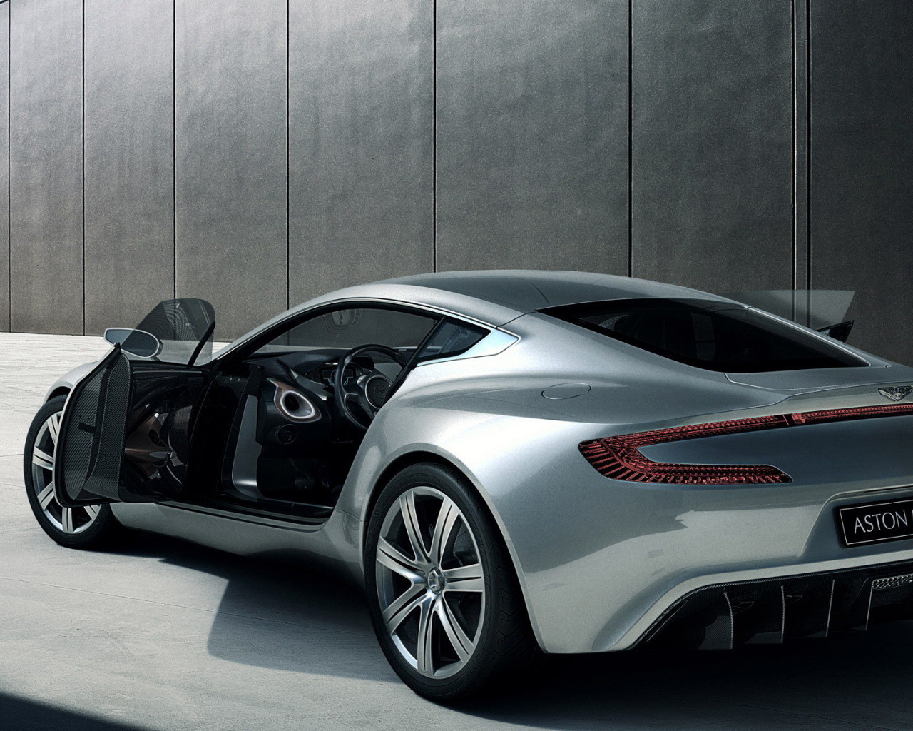 Надежная машина Aston Martin aspire