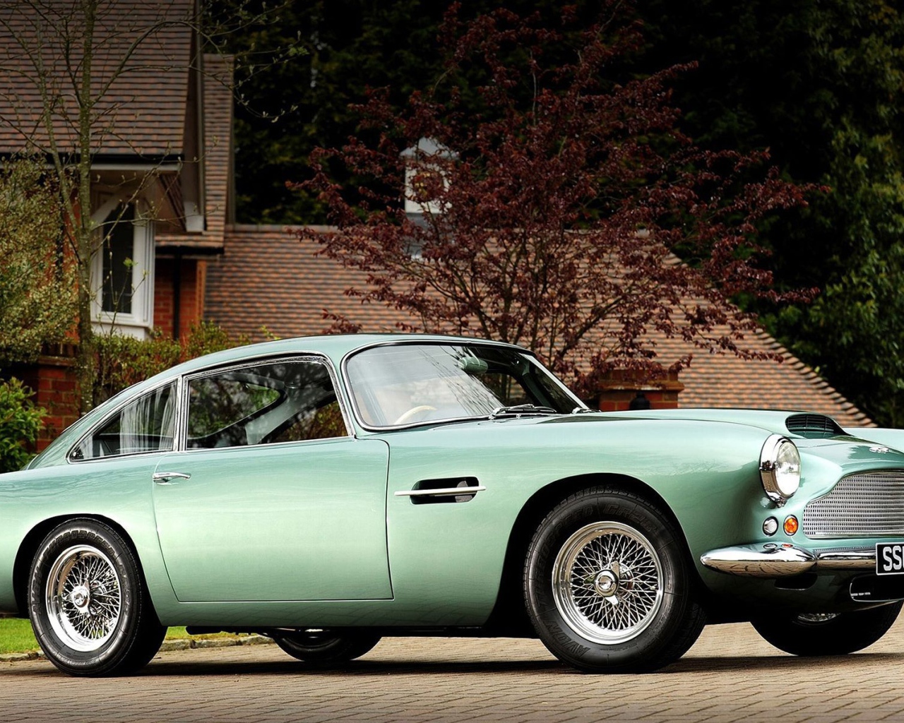 Надежная машина Aston Martin db4