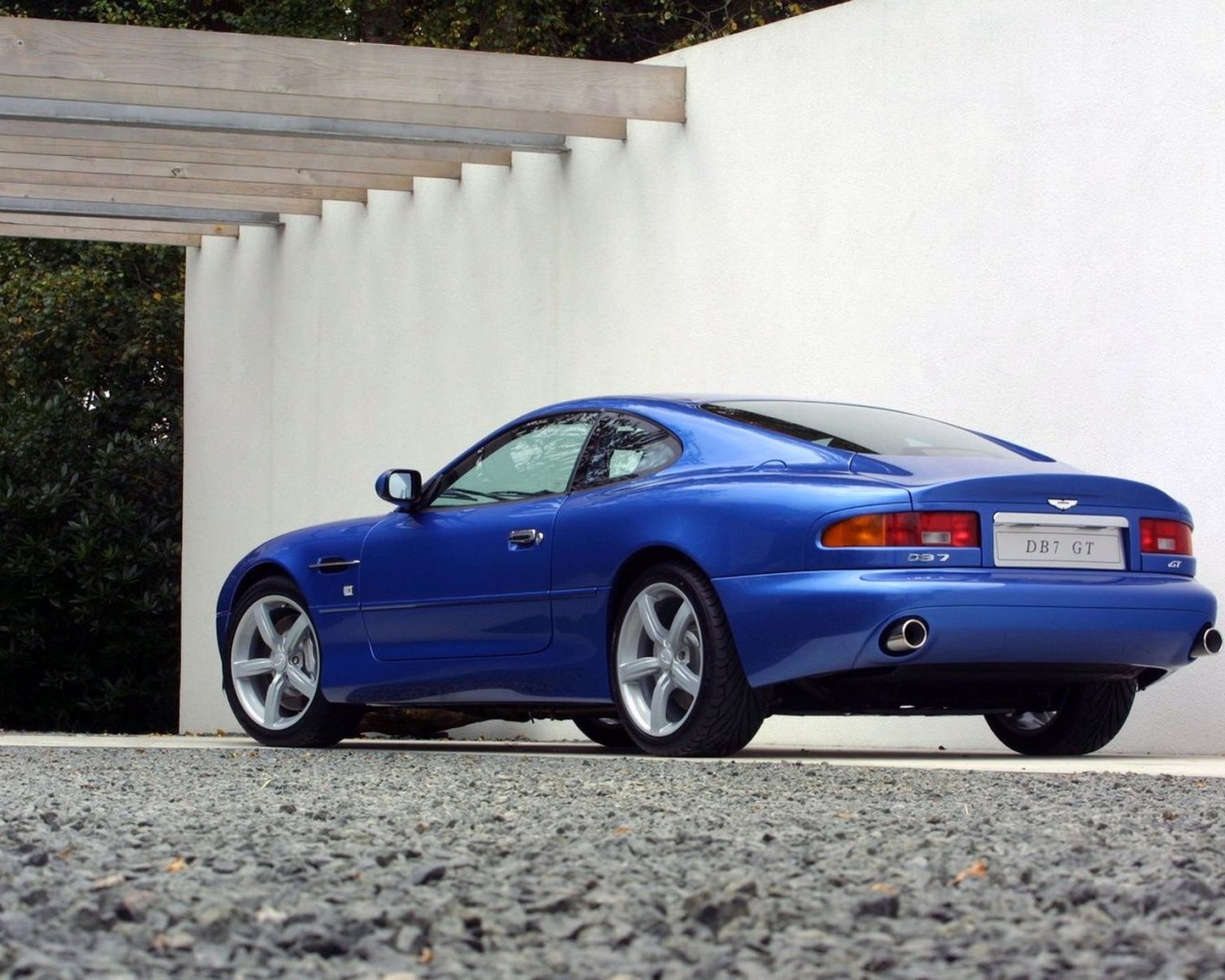 Надежный автомобиль Aston Martin db7