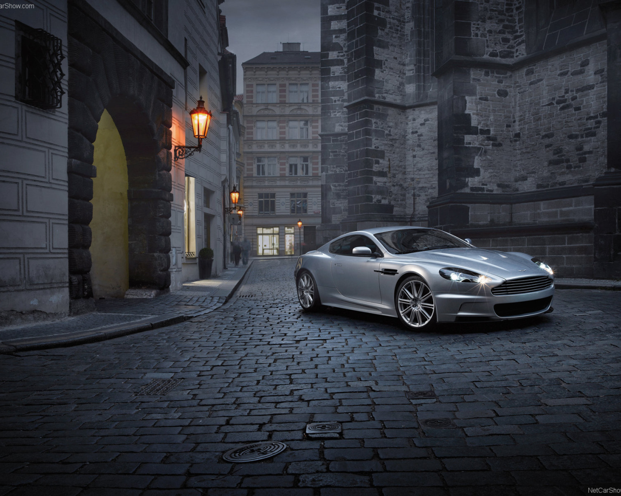 Надежная машина Aston Martin dbs