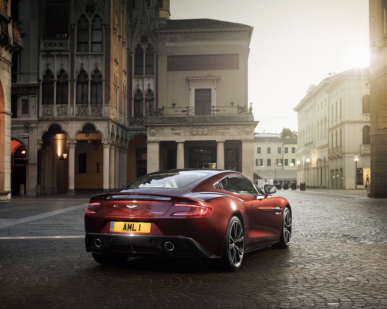 Надежный автомобиль Aston Martin 2013