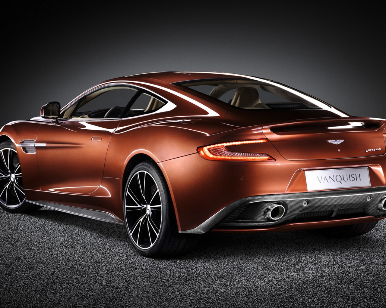 Надежная машина Aston Martin 2013