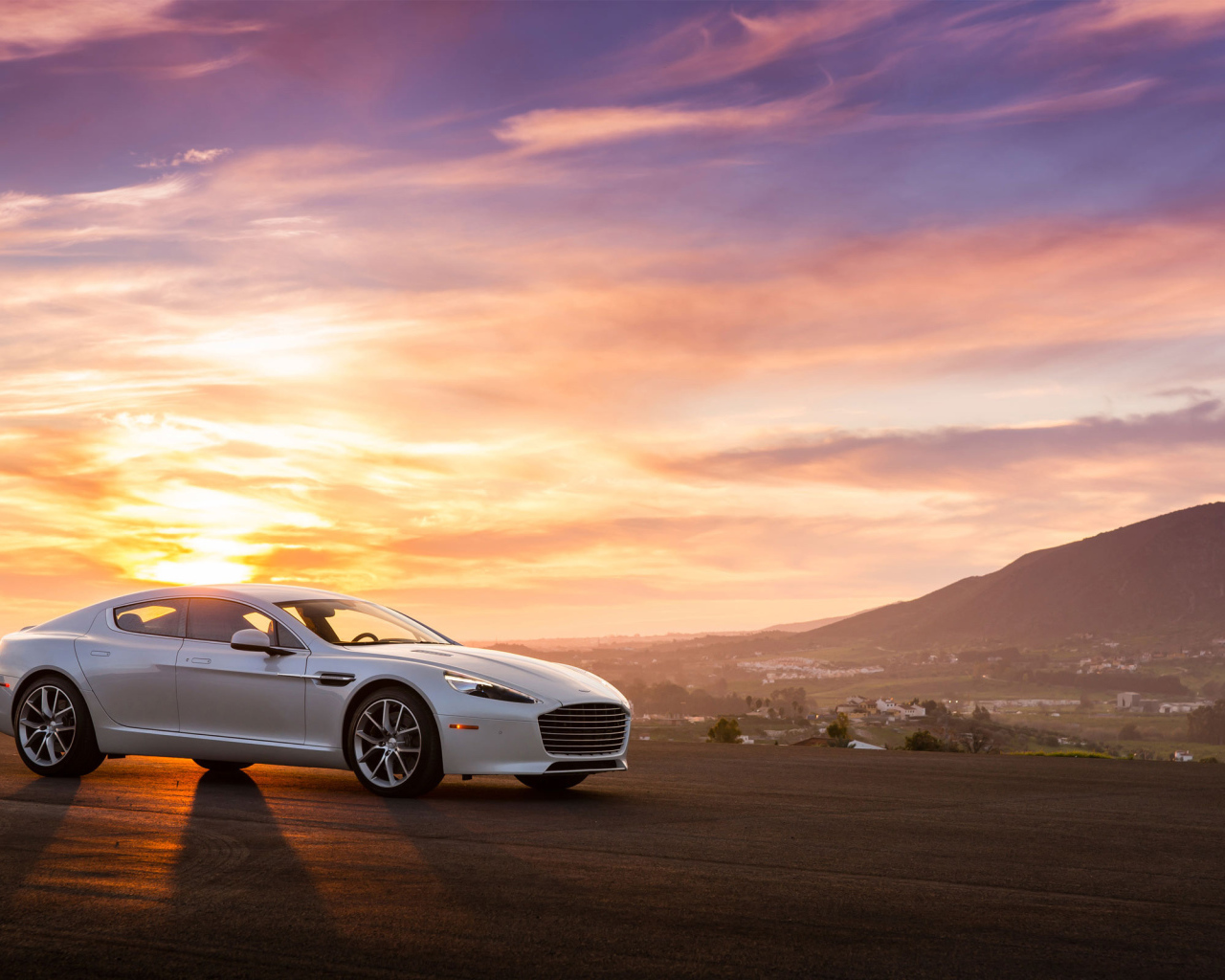 Надежный автомобиль Aston Martin 2014