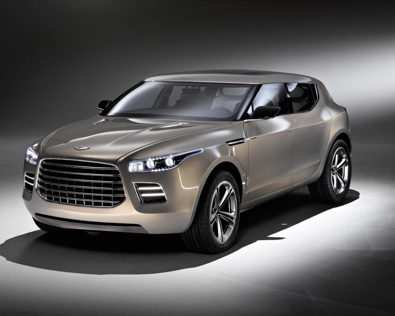 Надежная машина Aston Martin lagonda