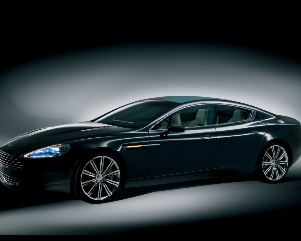 Надежный автомобиль Aston Martin rapide