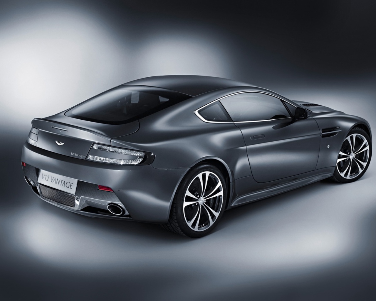 Надежный автомобиль Aston Martin v12