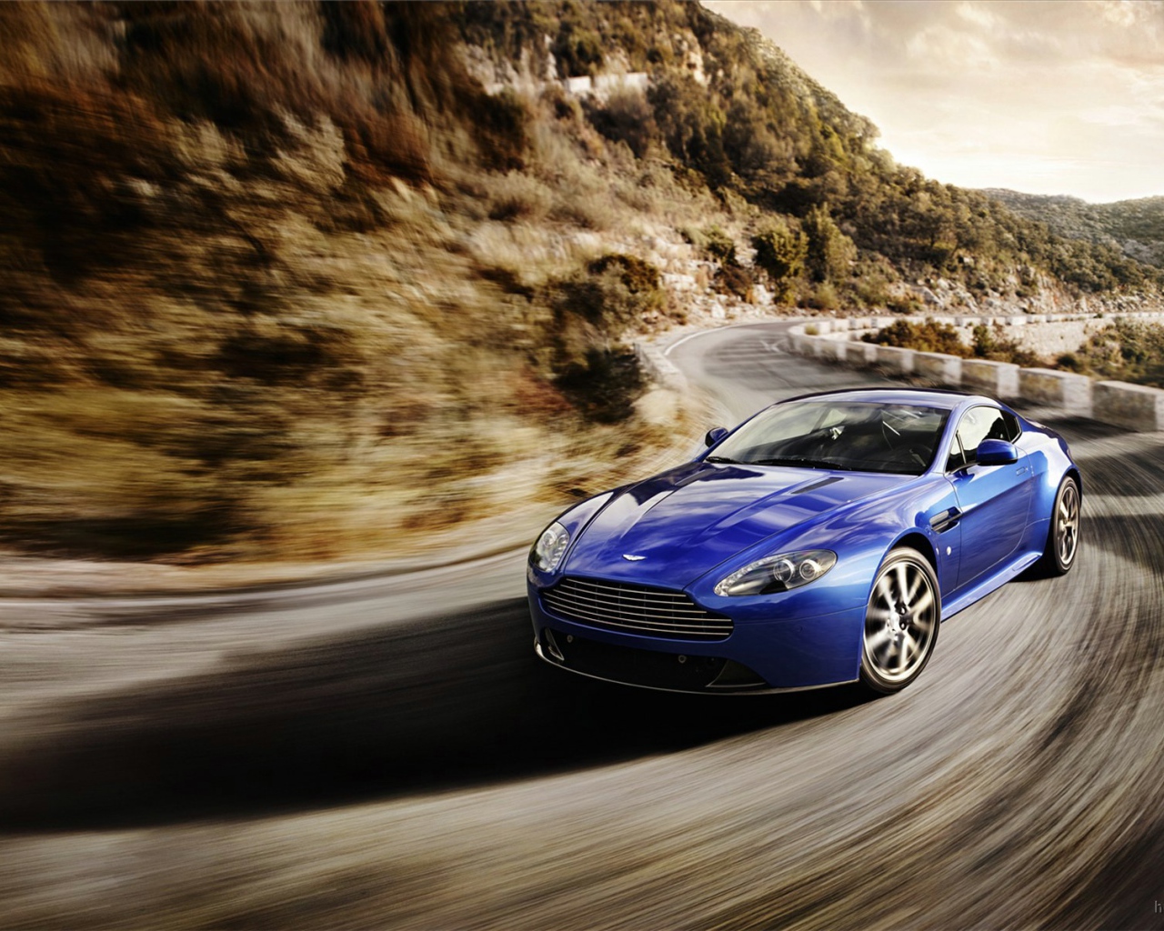 Надежный автомобиль Aston Martin v8 vantage