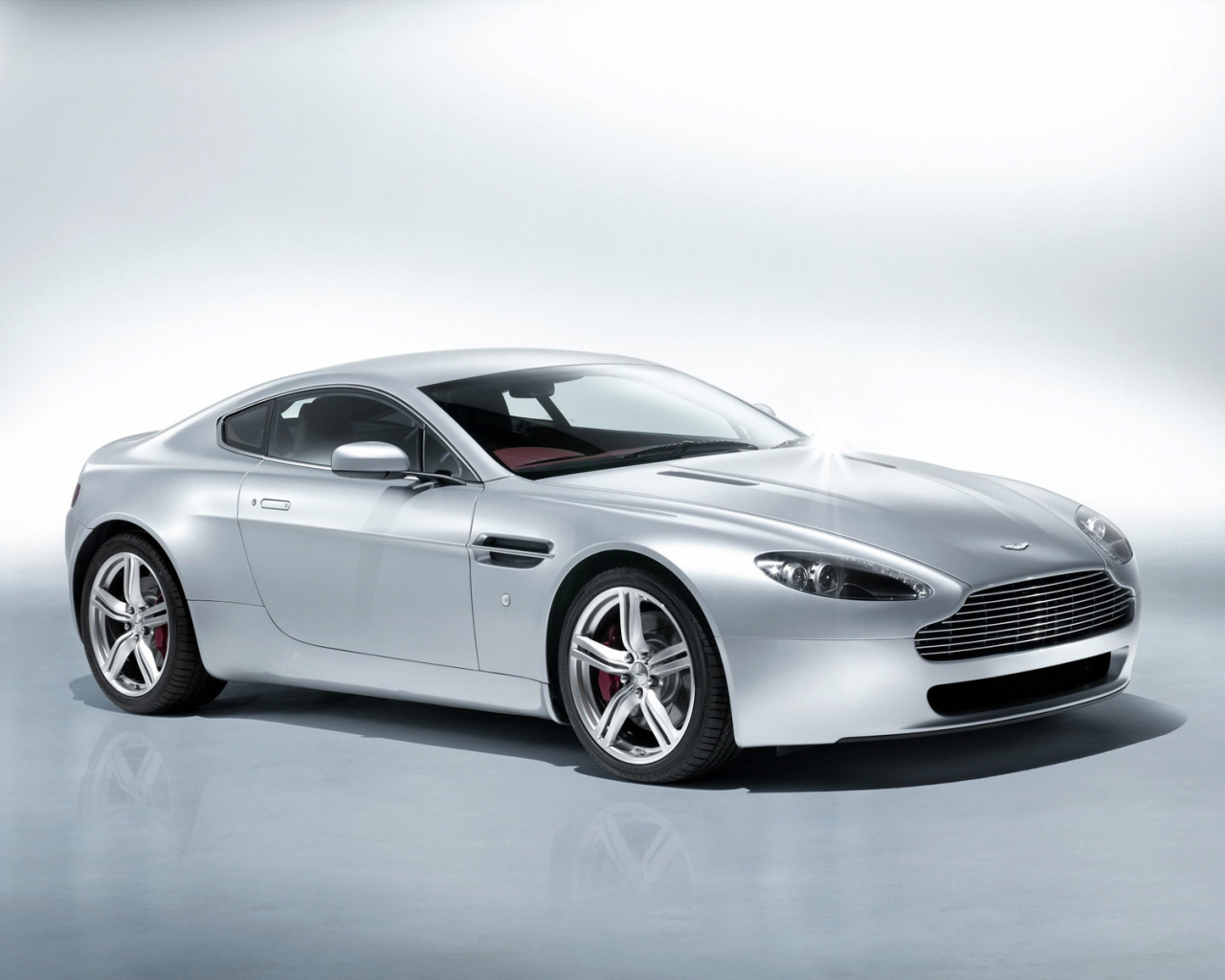 Надежная машина Aston Martin v8 vantage