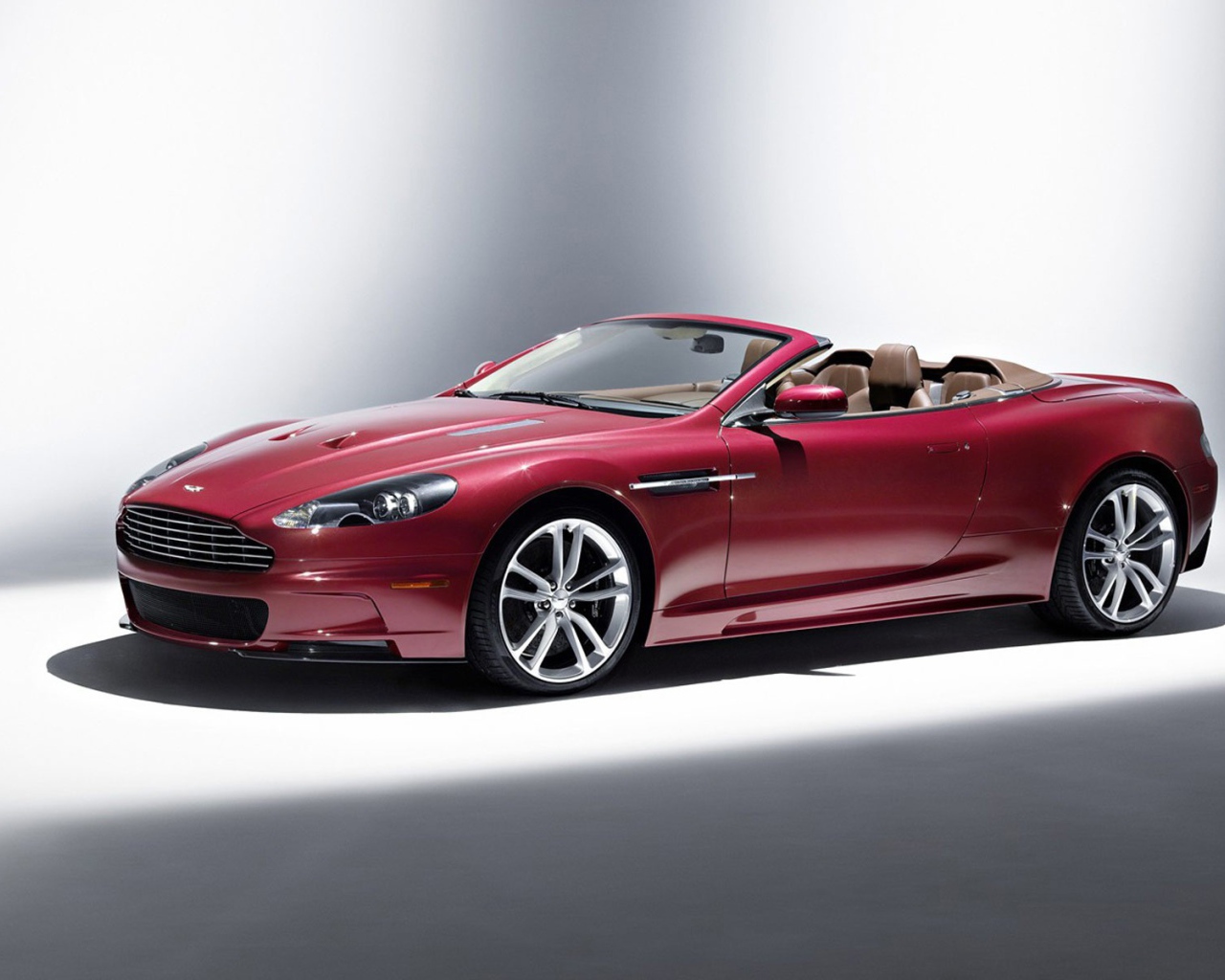 Надежный автомобиль Aston Martin volante