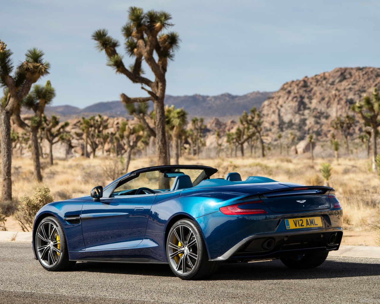 Надежная машина Aston Martin volante