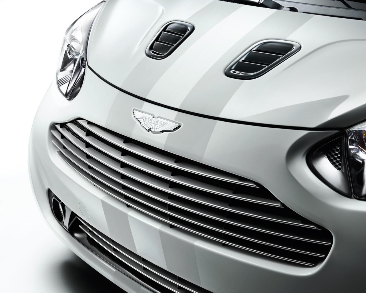 Тест драйв автомобиля Aston Martin cygnet