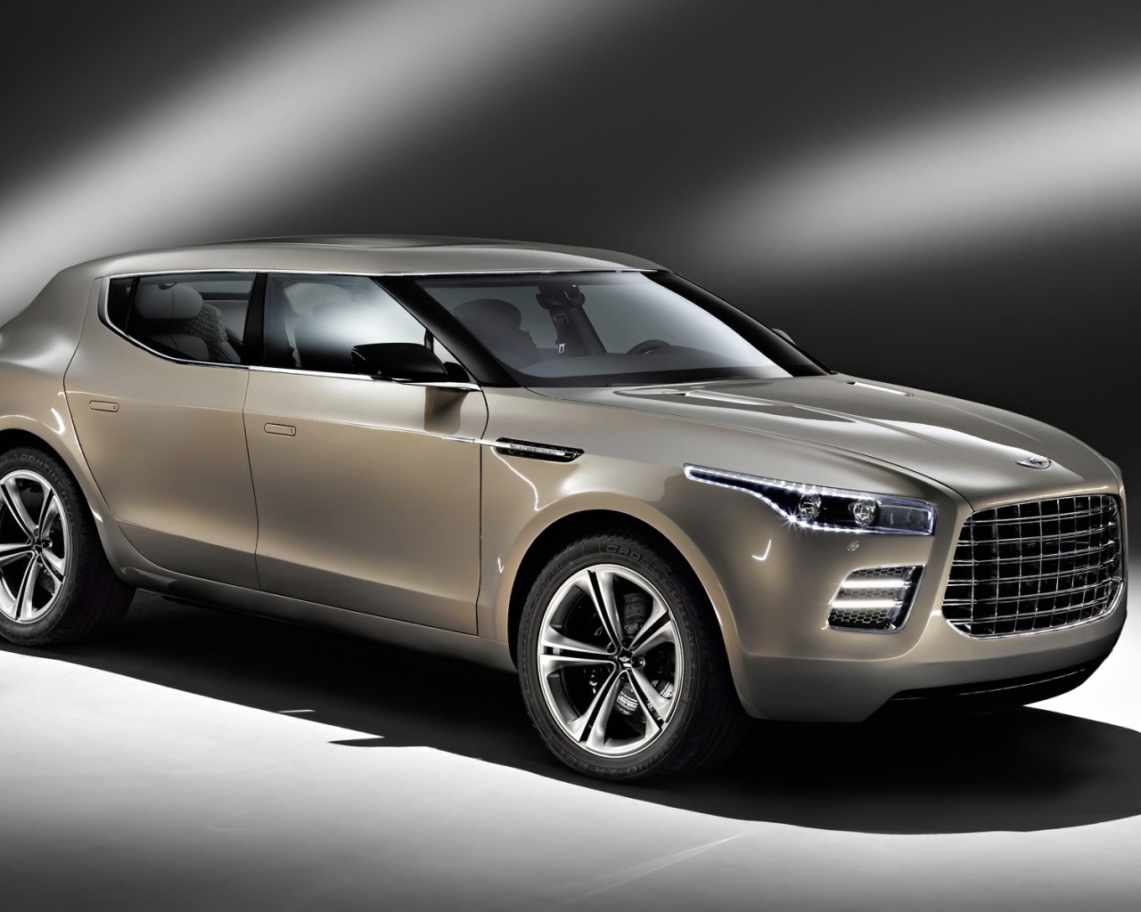 Новая машина Aston Martin lagonda