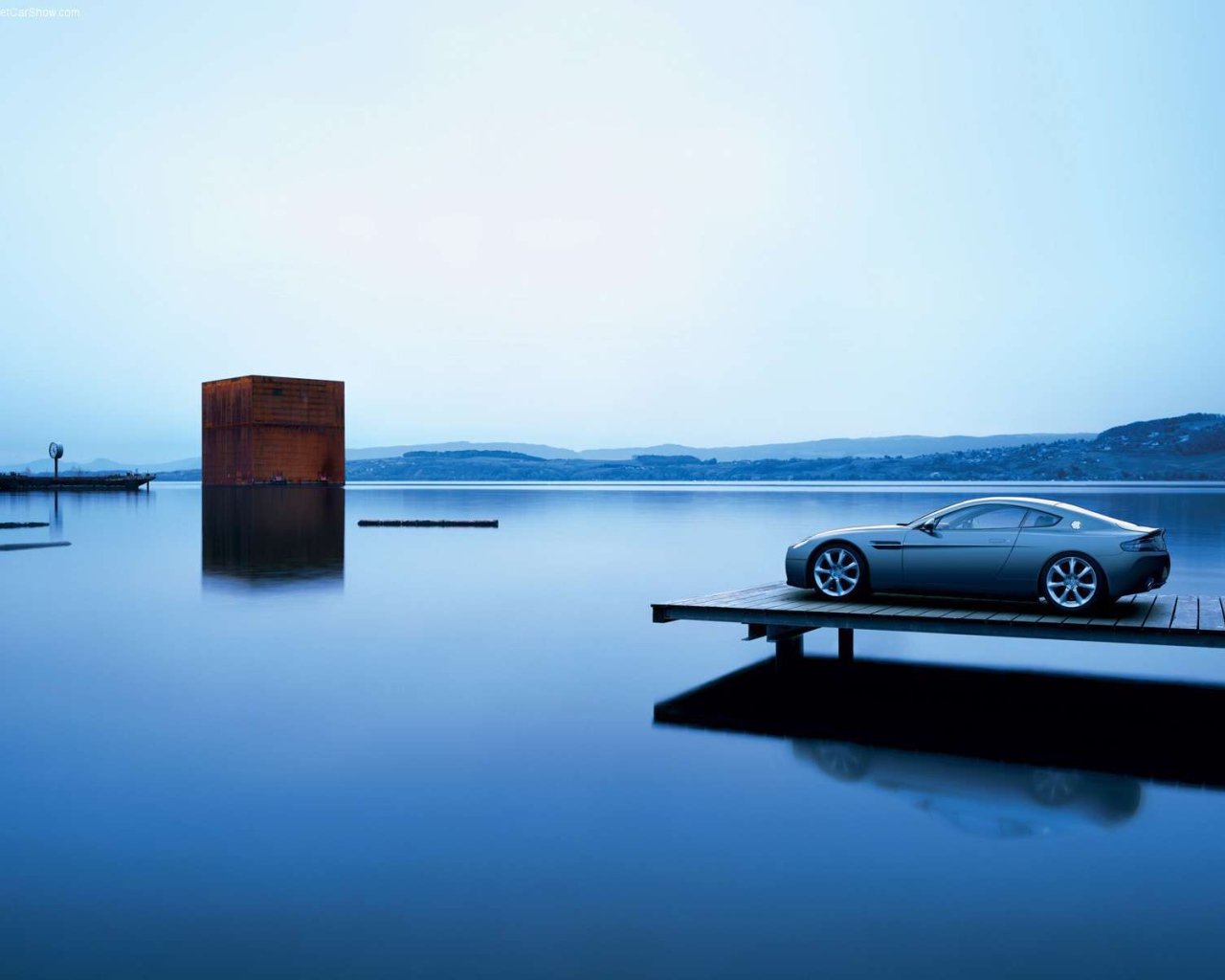 Новая машина Aston Martin v8 vantage
