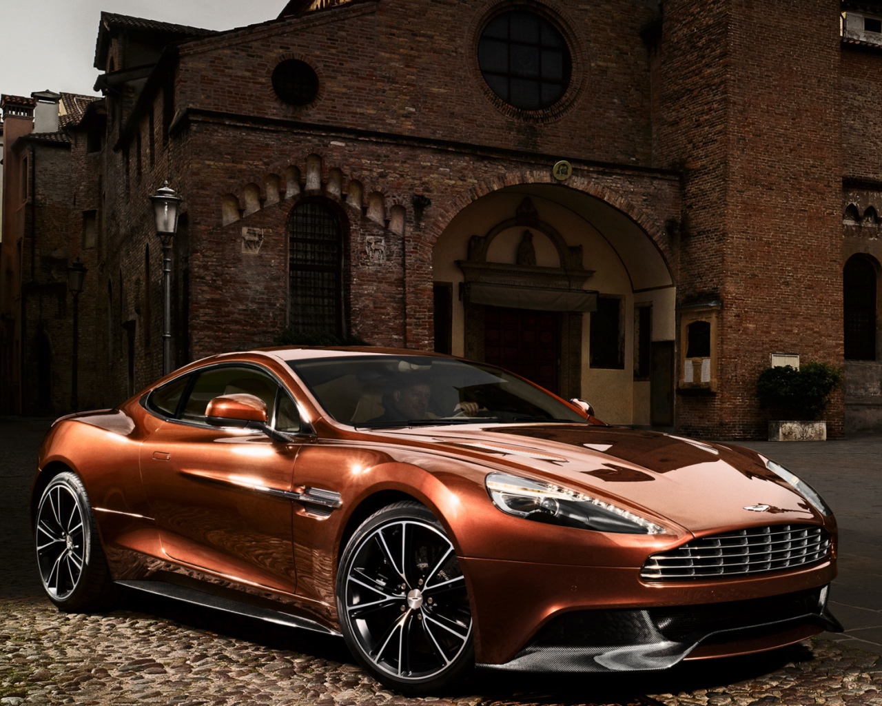 Новая машина Aston Martin vanquish