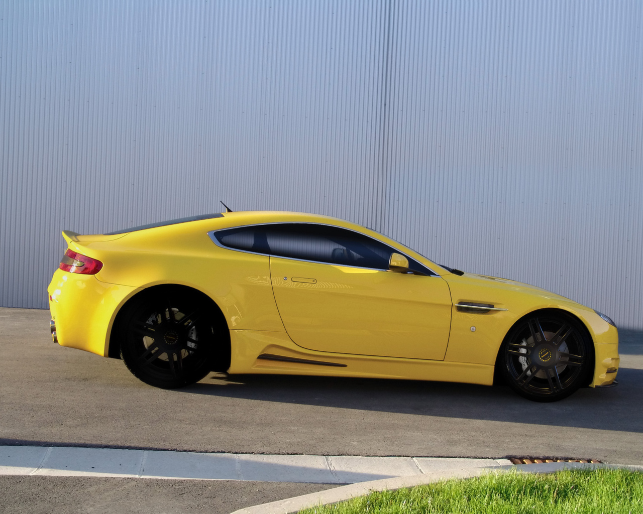 Надежная машина Aston Martin mansory