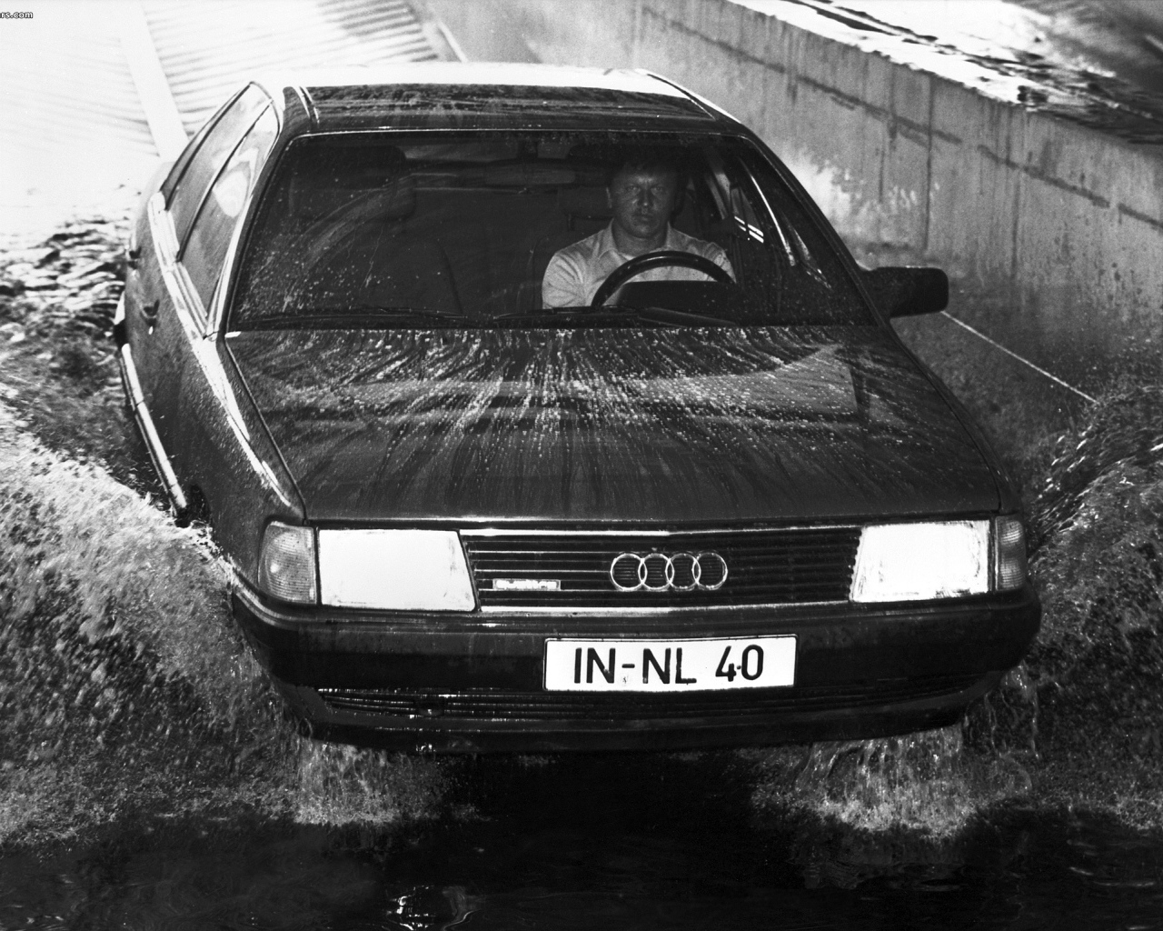 Автомобиль Audi 100 на дороге