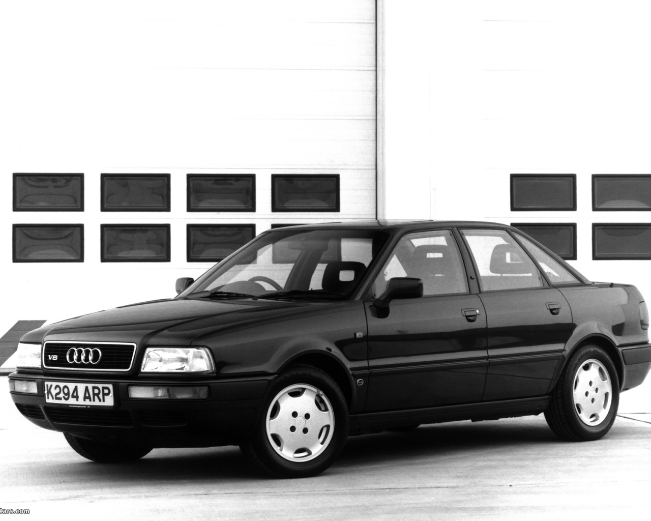 Автомобиль Audi 80 на дороге
