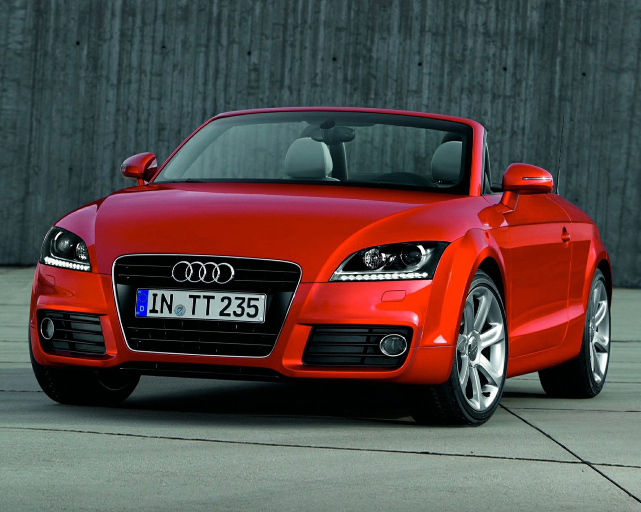 Автомобиль Audi TT 2014 года на дороге
