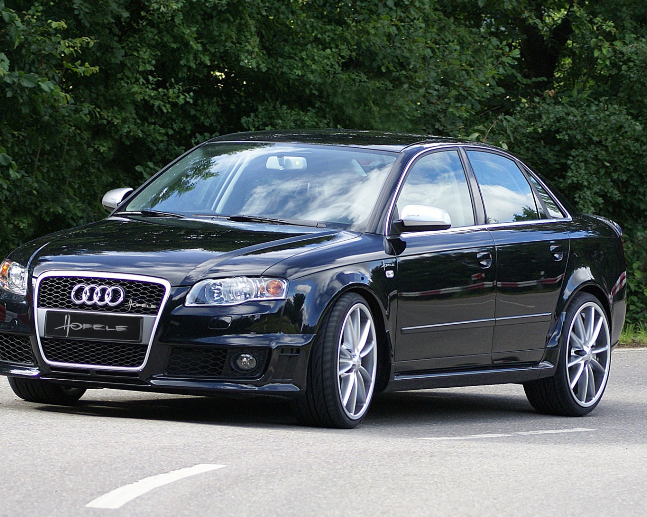 Автомобиль Audi a4 b6 на дороге