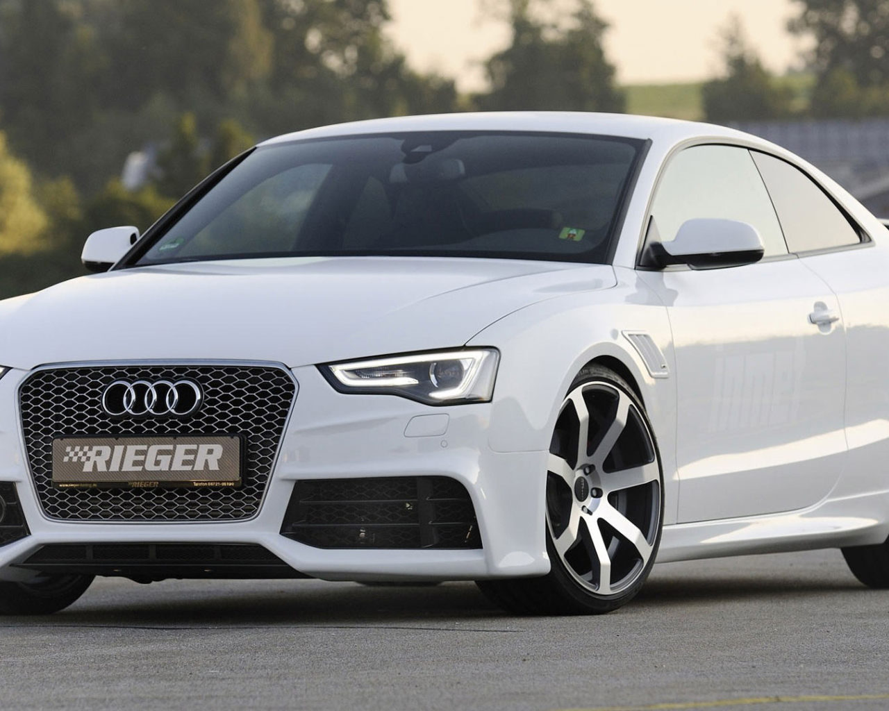 Автомобиль Audi a5 на дороге