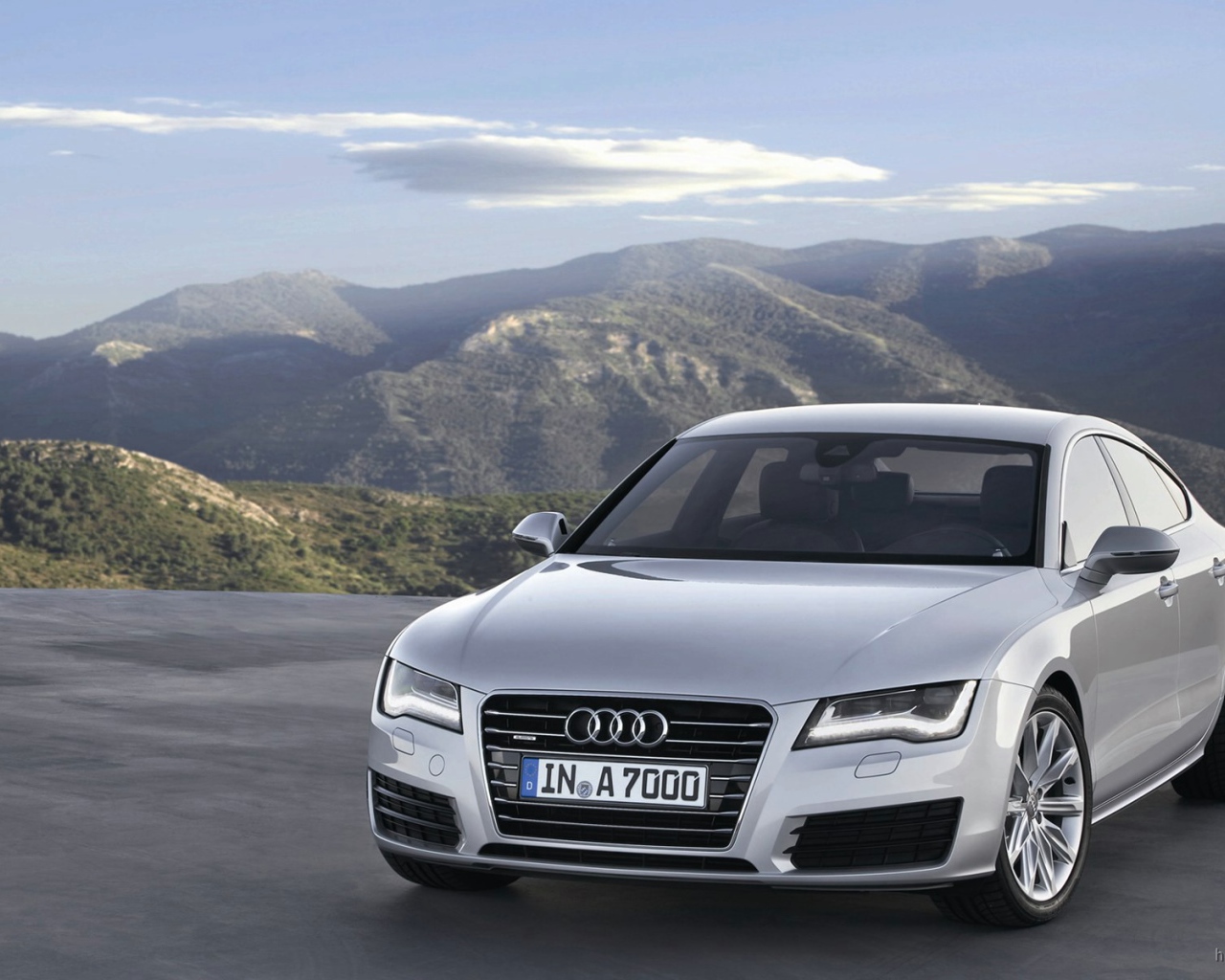 Автомобиль Audi a7 на дороге