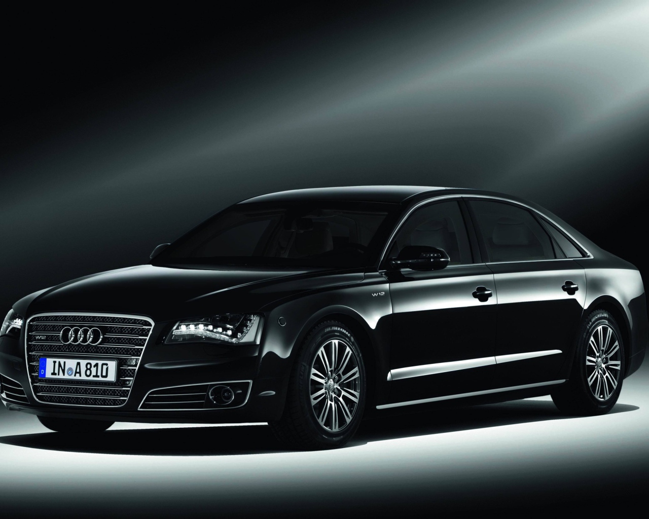 Автомобиль Audi a8 на дороге