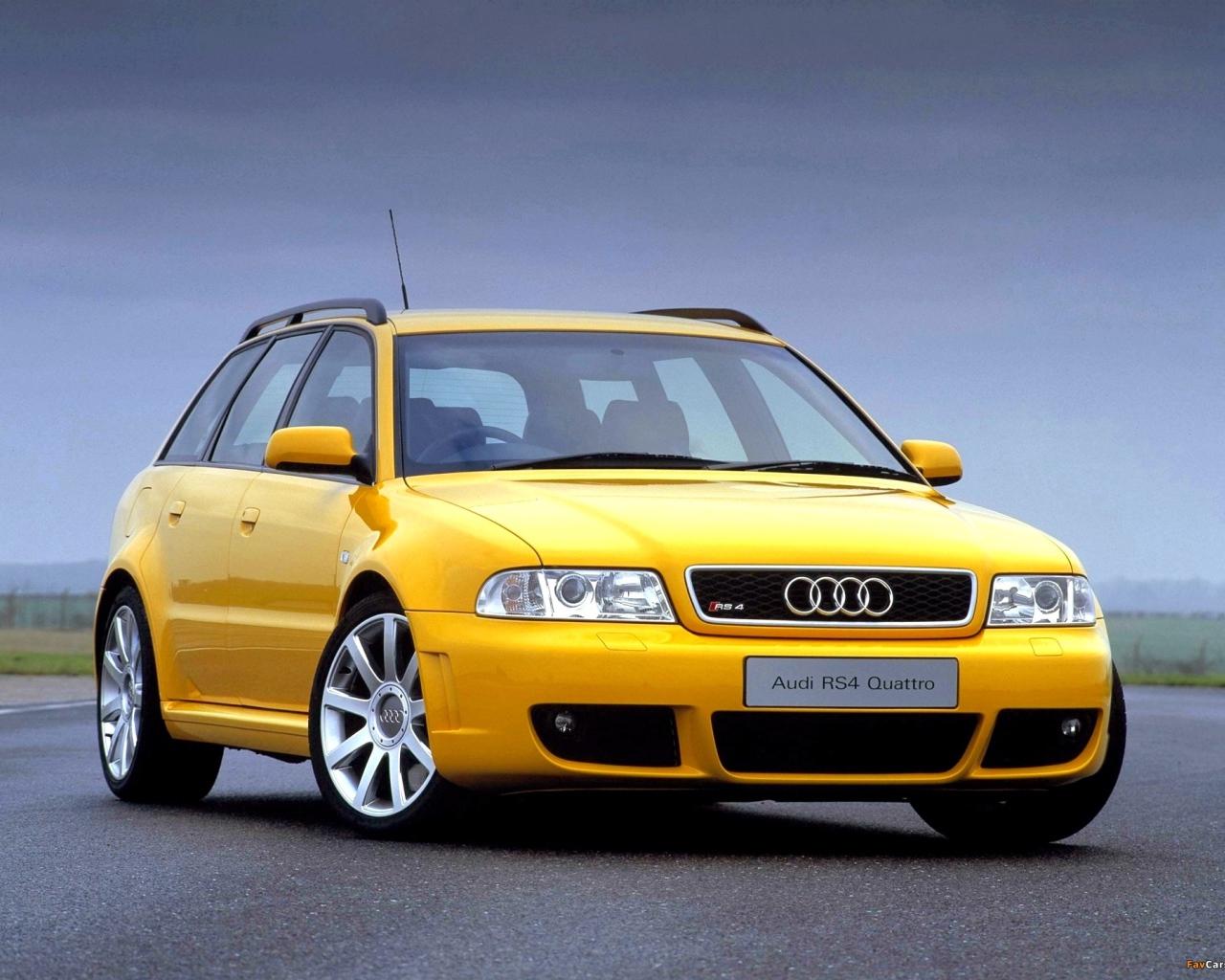 Автомобиль Audi b5 на дороге