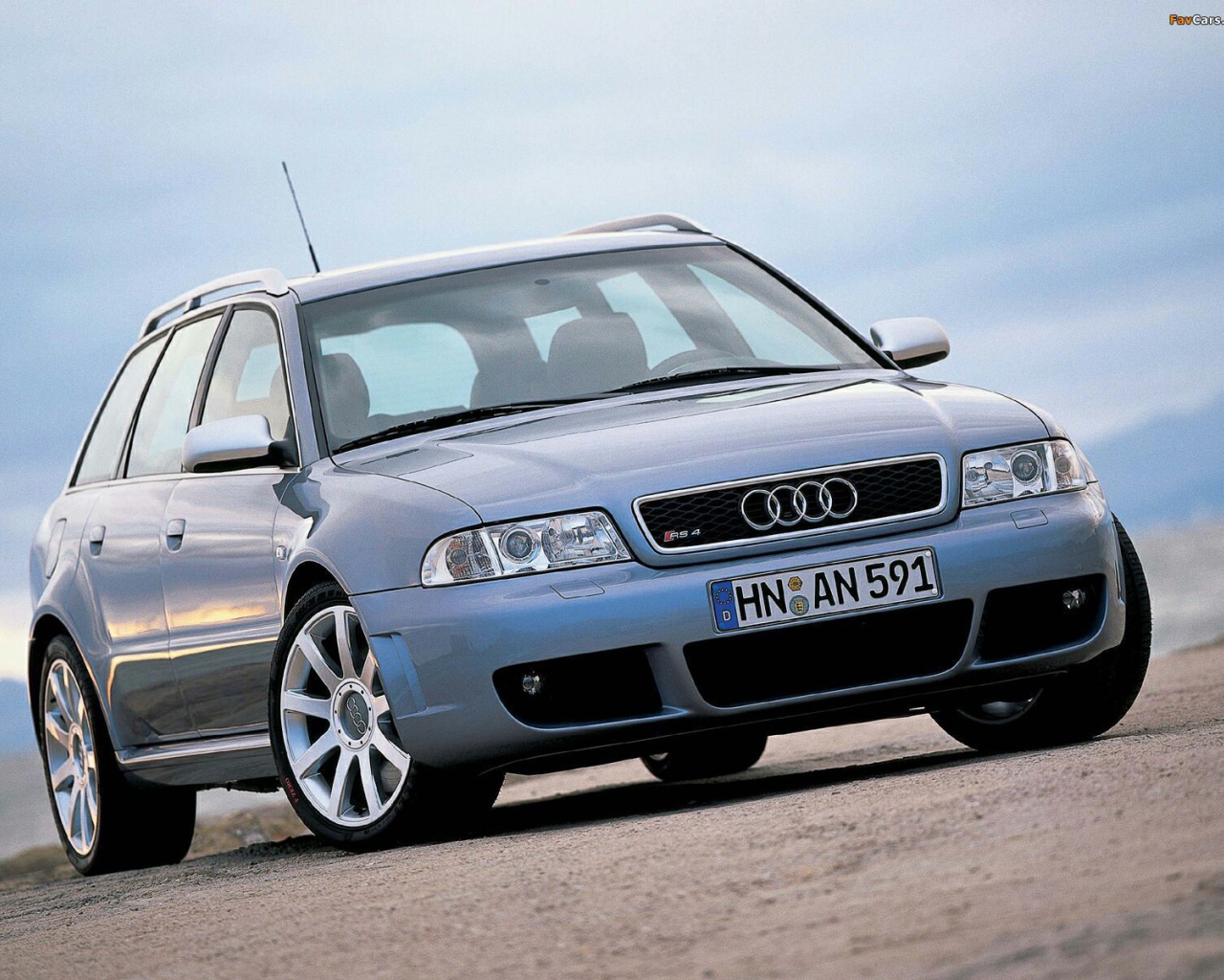 Автомобиль Audi c5 на дороге