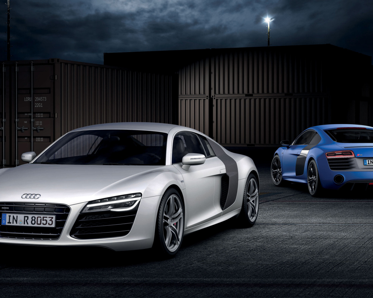 Автомобиль Audi 2013 на дороге