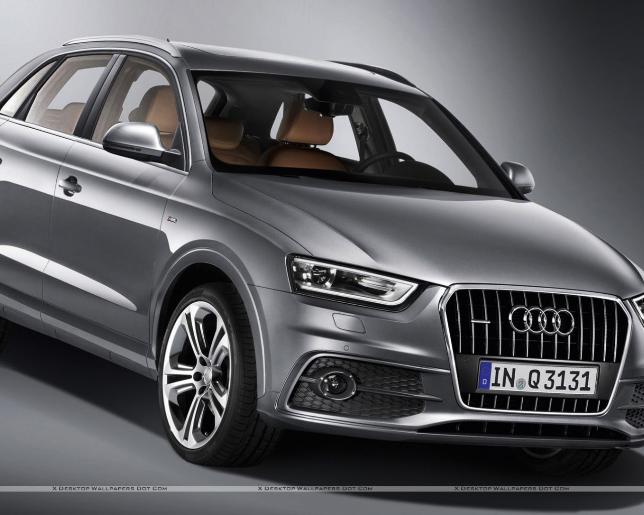 Автомобиль Audi q3 на дороге