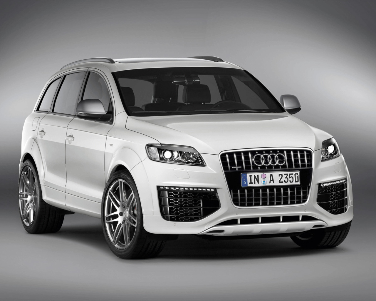 Автомобиль Audi q5 на дороге