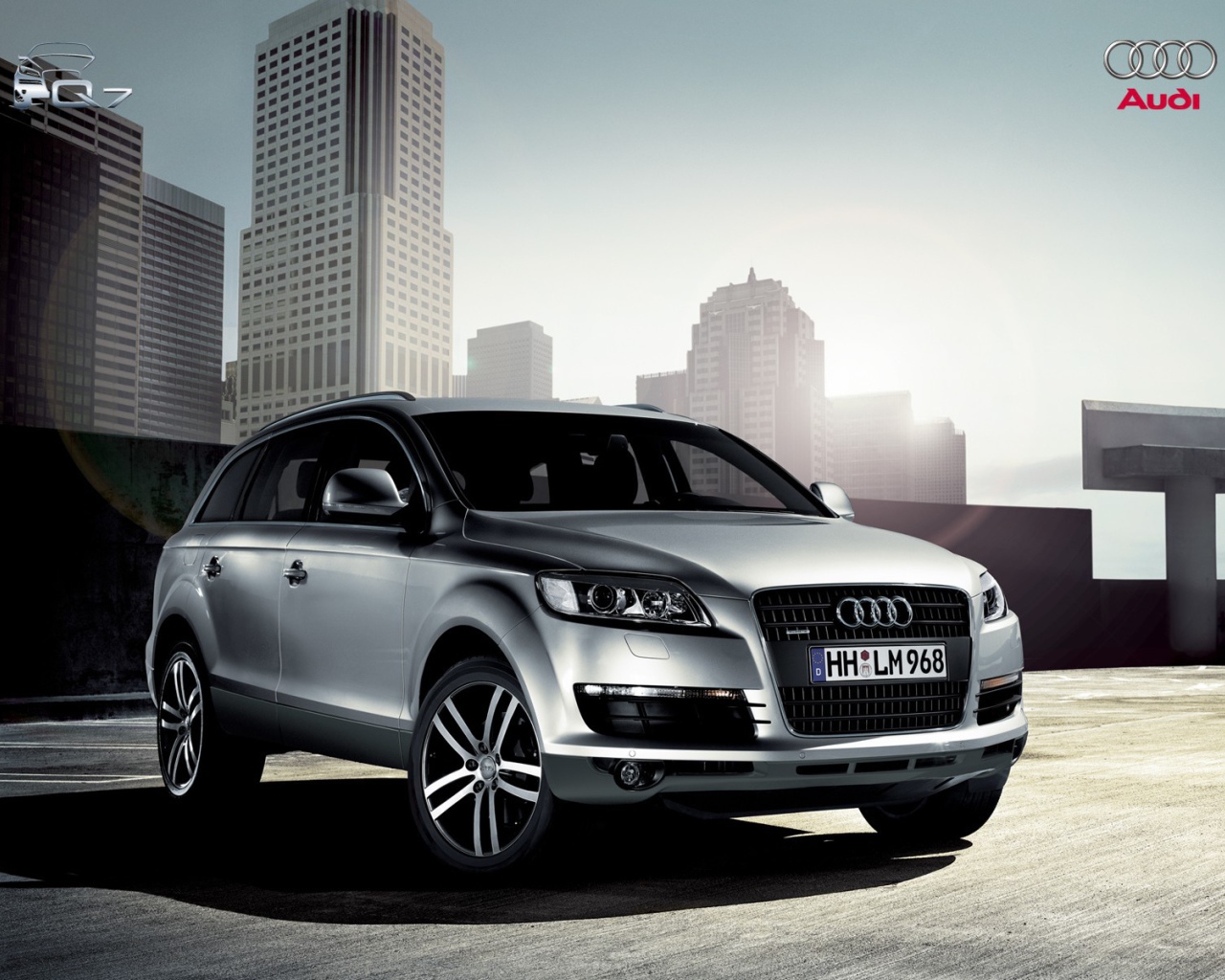 Автомобиль Audi q7 на дороге