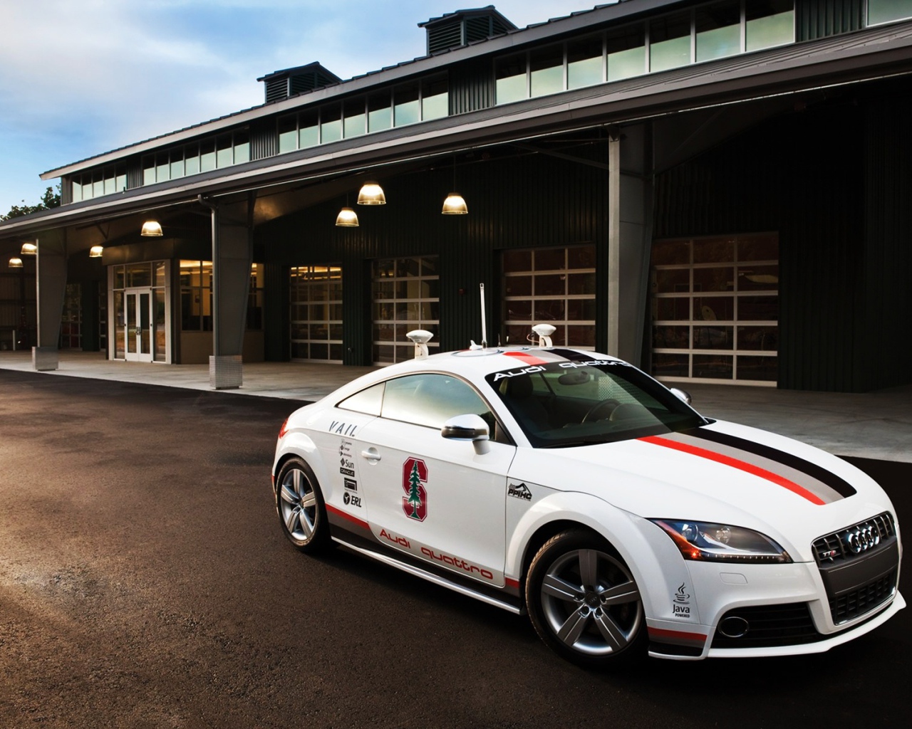 Автомобиль Audi quattro на дороге