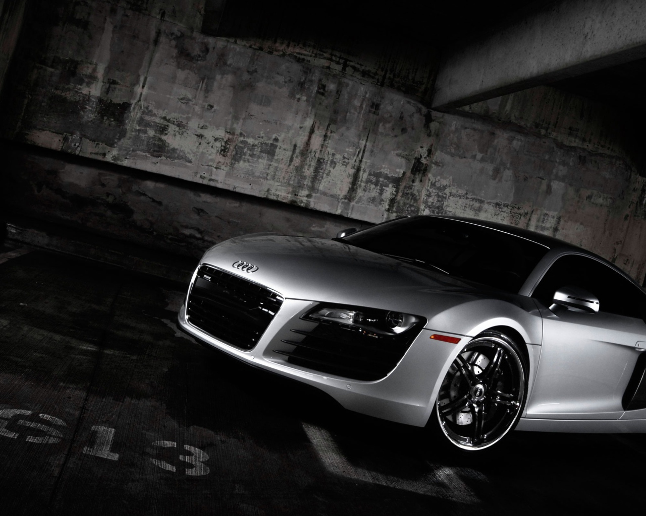 Автомобиль Audi r8 на дороге