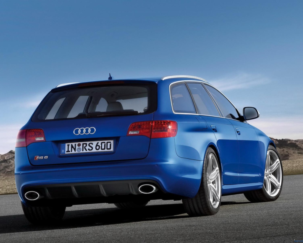 Автомобиль Audi rs6 на дороге