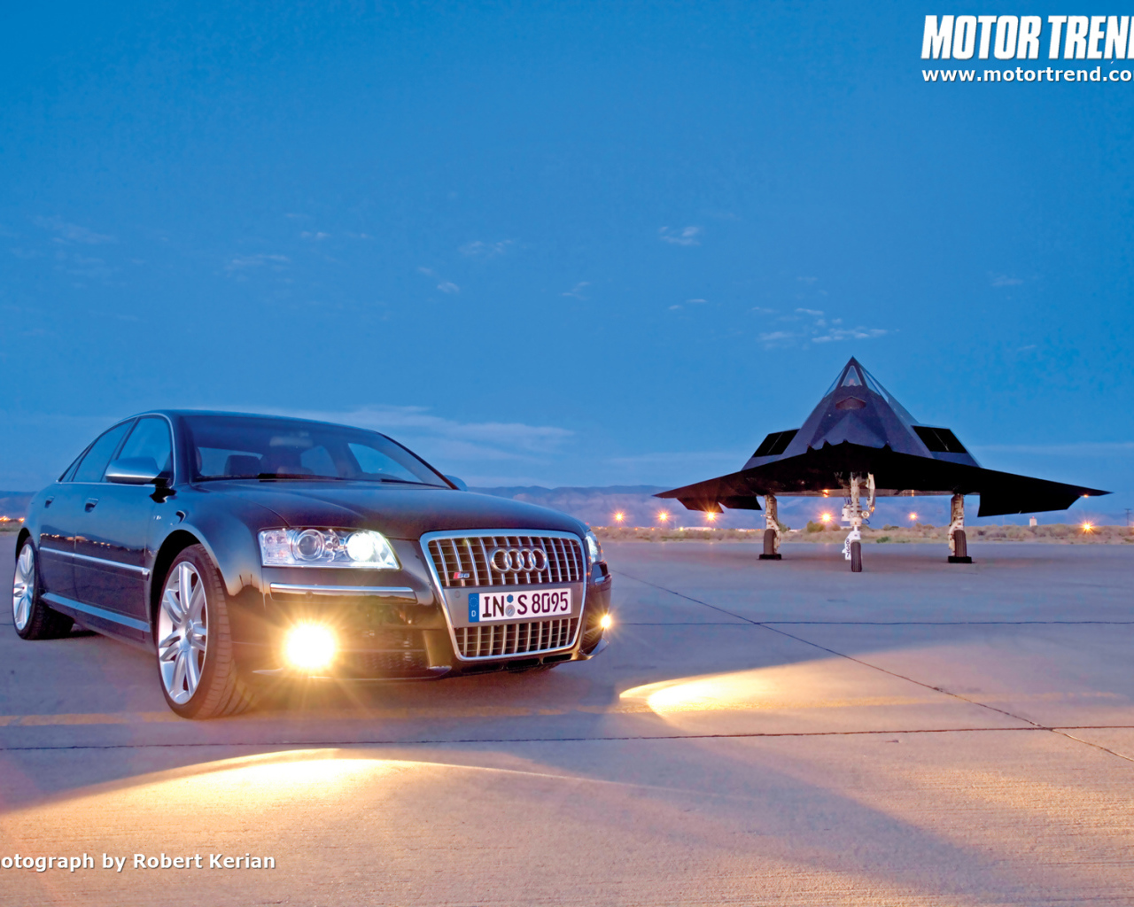 Автомобиль Audi s8 на дороге